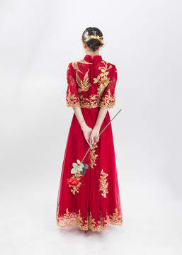 穿著中式秀禾服的女性人像