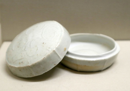 德化窯青白釉粉盒