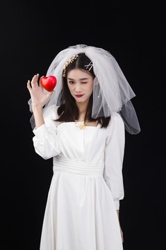 穿著白色連衣裙和頭紗的女性