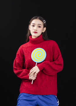 穿著紅色毛衣的年輕女性