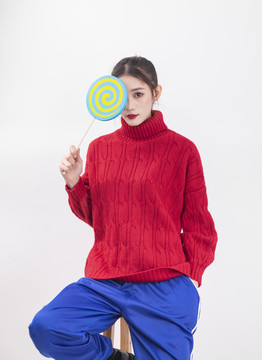 穿著紅色毛衣的年輕女性