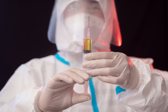 全身防護服醫(yī)生手持注射器
