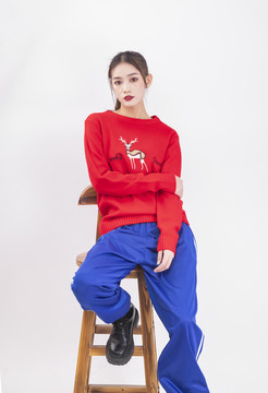 穿著紅色毛衣的年輕女性