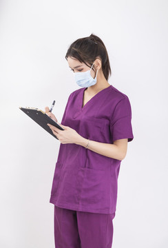 穿著紫色護士服的女護士