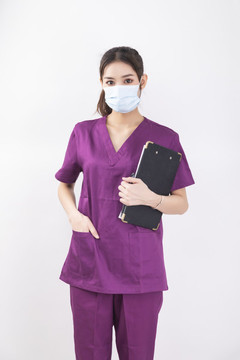 穿著紫色護(hù)士服的女護(hù)士