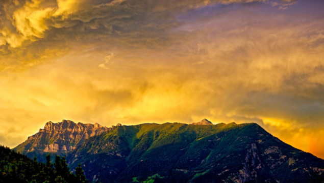 黃昏與山景