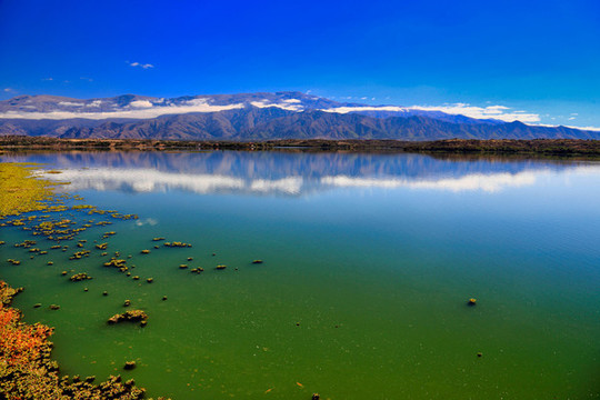 湖泊與山景