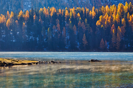 湖泊與山景