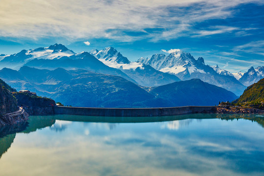 湖泊與山景
