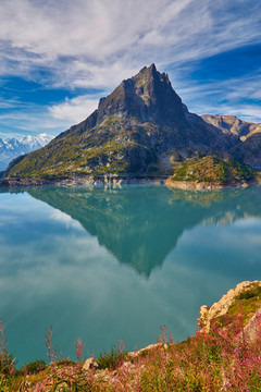 湖泊與山景