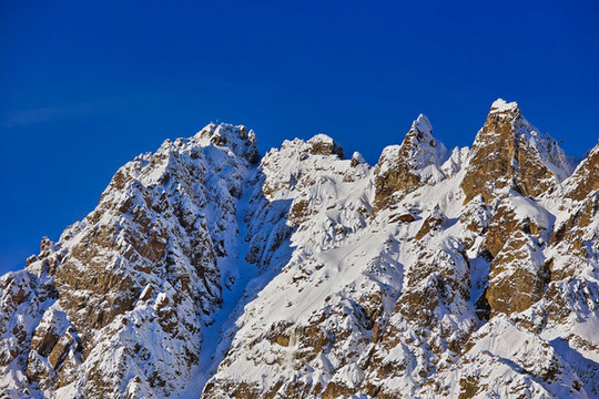 雪山雪景與高山丘壑