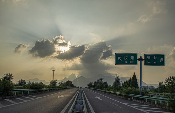 夕陽下的高速公路