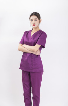 穿著紫色護士服的女護士