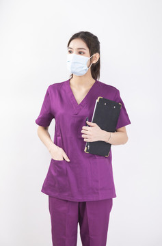 穿著紫色護士服的女護士