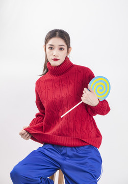 穿著紅色毛衣的年輕女性