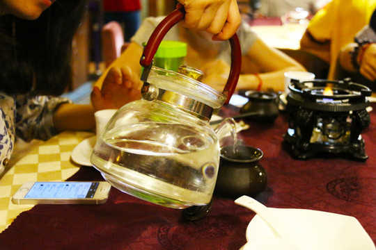 餐館倒茶