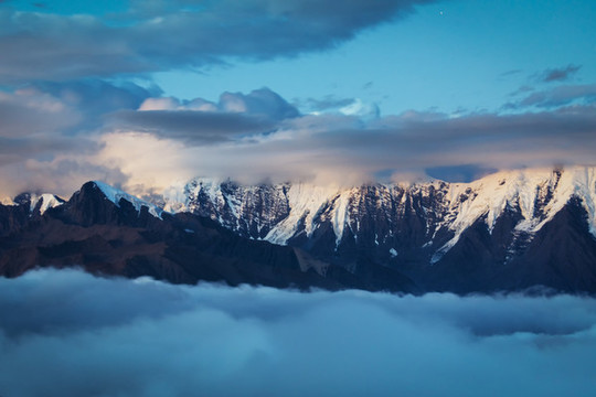 貢嘎雪山子梅埡口