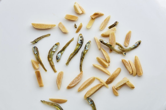 小魚干花生米堅(jiān)果條
