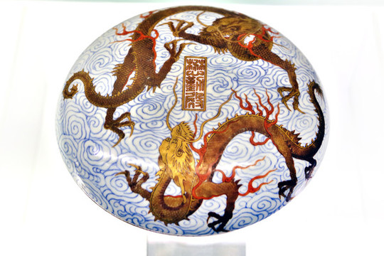 清青花釉上描金龍紋瓷印盒