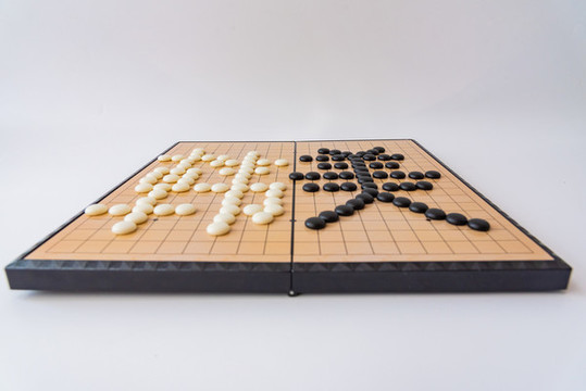 圍棋棋盤上黑白棋子擺出的韓美