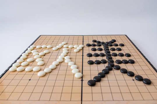 圍棋棋盤上黑白棋子擺出的歐美
