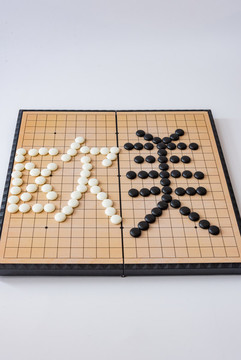 圍棋棋盤上黑白棋子擺出的歐美