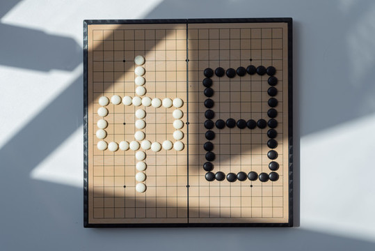 圍棋棋盤上黑白棋子擺放的中日