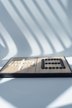 圍棋棋盤上黑白棋子擺放的中日