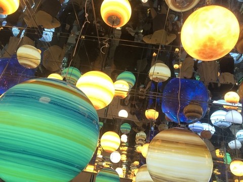璀璨奪目的宇宙星球燈光