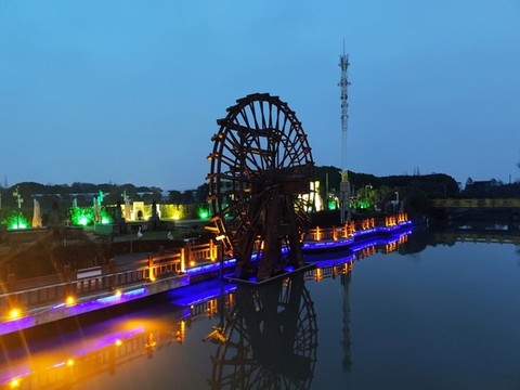水車夜景圖