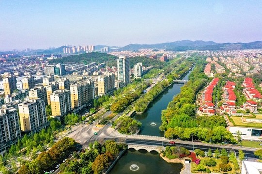航拍浙江長(zhǎng)興城市綠肺
