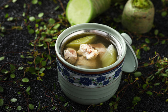 綠蘿卜排骨湯