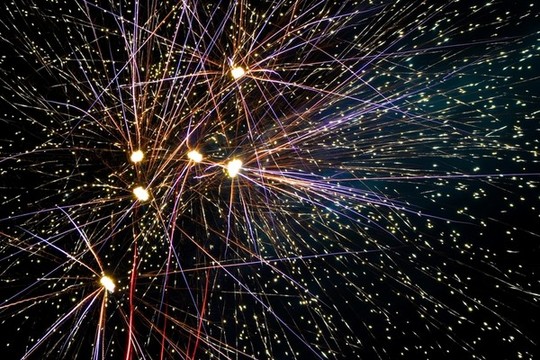 煙花綻放長曝光夜空