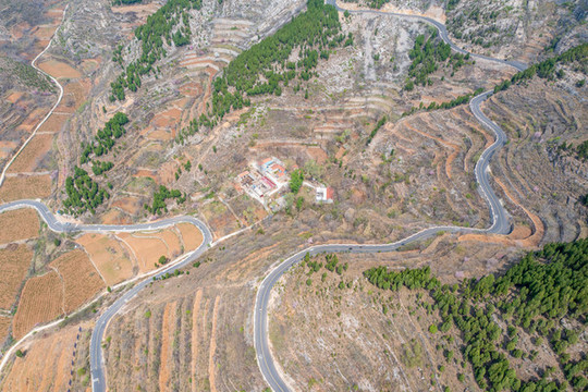 航拍濟(jì)南南部山區(qū)盤山公路