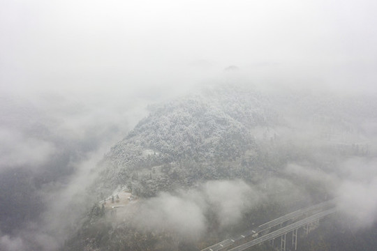 湖南湘西雪后的群山