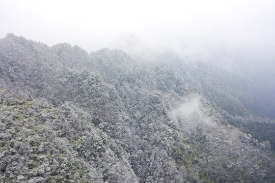 湖南湘西雪后的群山