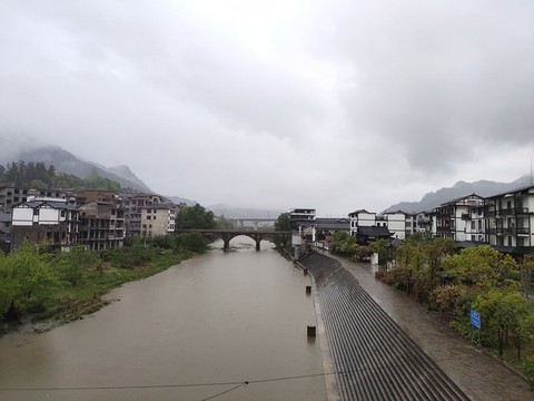 雨后的鄉(xiāng)村小鎮(zhèn)