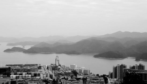 鹽田港風光黑白照