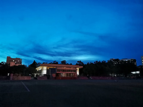 夜幕降臨時的操場