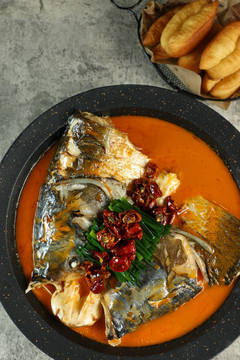 紅燜魚頭泡油條