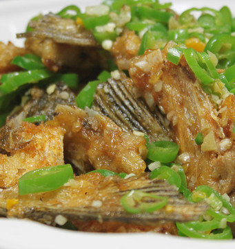 青椒碎魚頭
