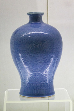 清雍正款天藍(lán)釉雕牡丹紋瓷梅瓶