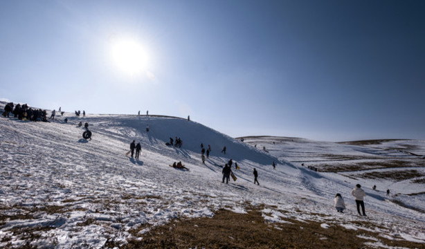 大山包民間滑雪場側(cè)面特寫