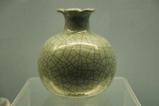 景德鎮(zhèn)窯仿哥石榴尊