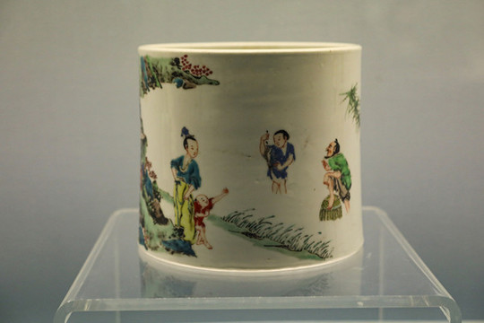 景德鎮(zhèn)窯粉彩人物圖筆筒