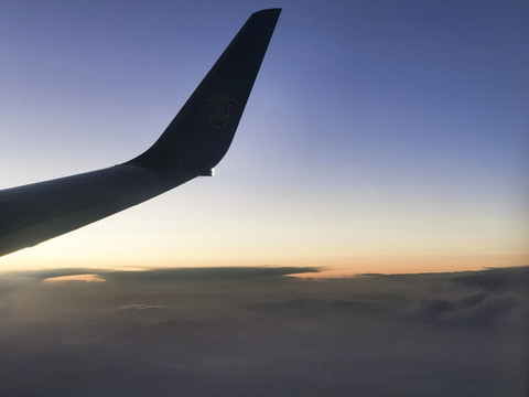 飛機(jī)上空的夕陽(yáng)