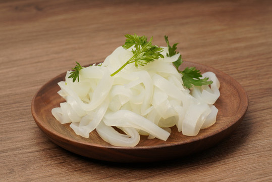 實(shí)木盤(pán)里的白色涼粉