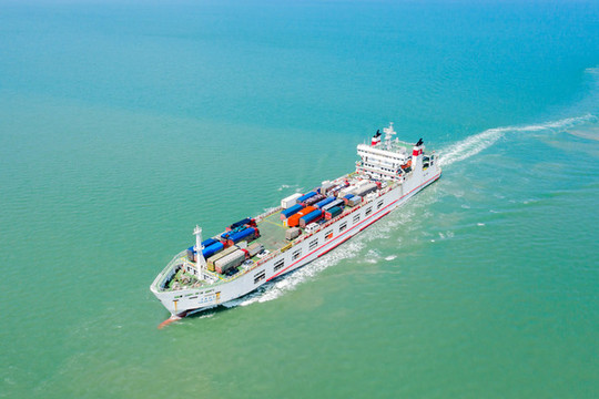 在瓊州海峽行駛的粵海鐵路渡輪