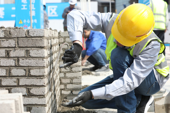 在建筑工地勞動的建筑工人