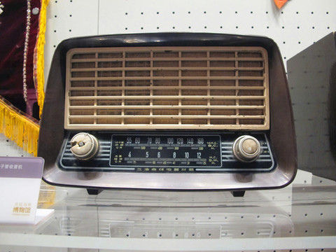 新時(shí)代牌105A型收音機(jī)